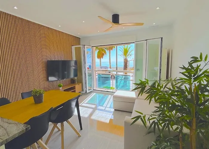 Espectacular Piso Reformado 1a Linea De Playa Фуенхірола